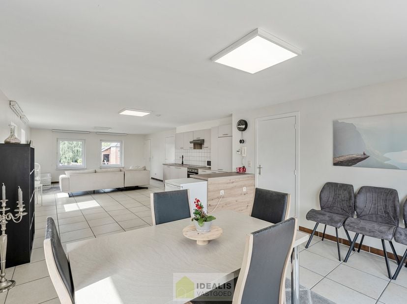 IDEALIS VASTGOED – DUPLEX APPARTEMENT GELEGEN OP UITERST CENTRALE LOCATIE TE HECHTEL-EKSEL. Dit ruime appartement omvat een aangename 118m² en biedt p