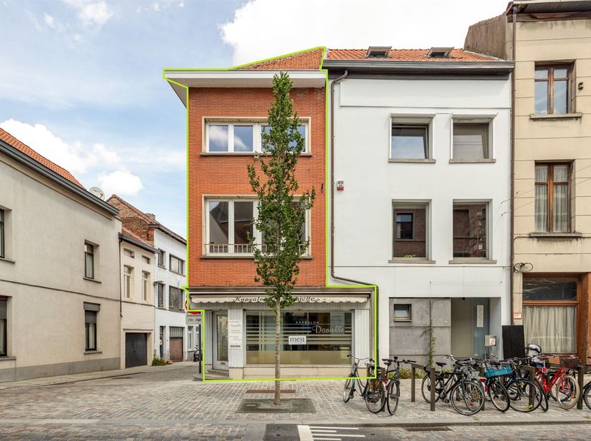 Dit verrassend ruime pand is ideaal voor wie op zoek is naar een renovatieproject met commerciële troeven of woongelegenheden op een toplocatie. Geleg