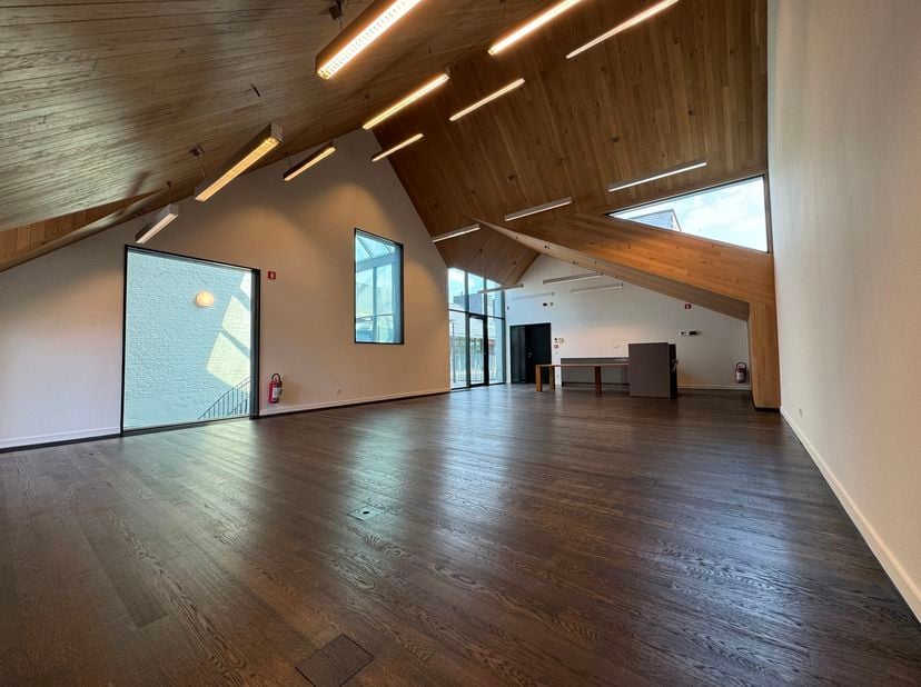 In het hart van Antwerpen, aan de Van de Wervestraat 20, komt een unieke kantoorruimte/showroom beschikbaar in een karaktervol gebouw met architectura