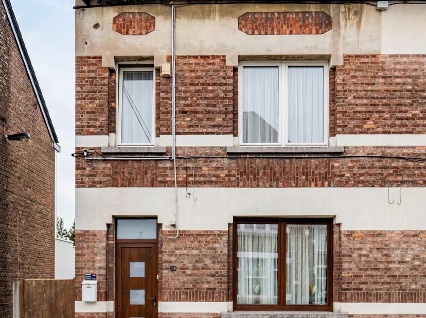 A Lodelinsart, EB-IMMO vous propose cette spacieuse maison familiale 3 façades sur plus de 160m² habitables. Le hall d'entrée passé, vous accédez aux