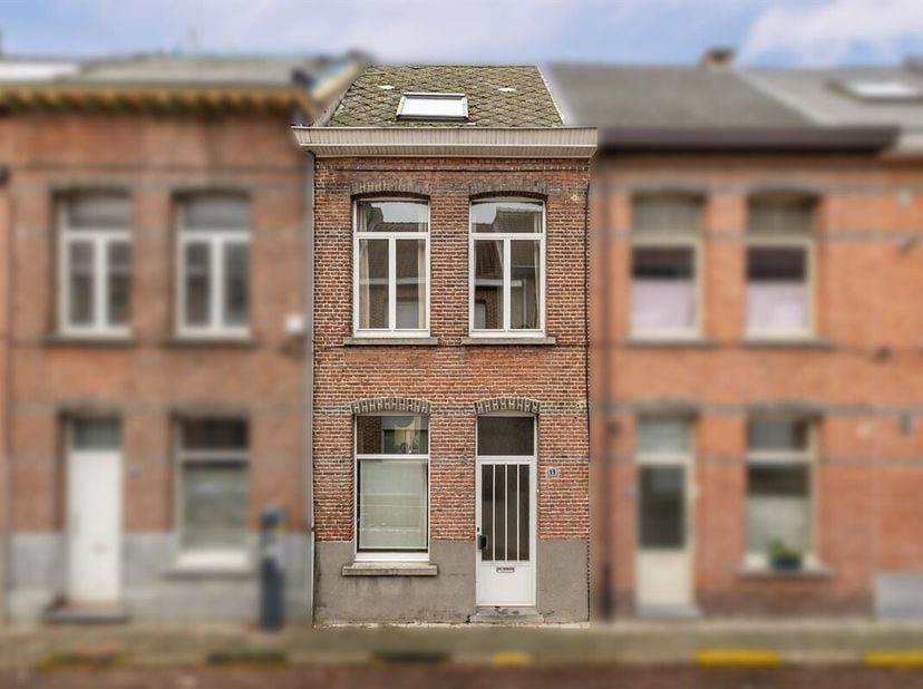 Deze charmante, te vernieuwen woning met drie slaapkamers, stadstuin en tuinhuis bevindt zich op een toplocatie in Lier, nabij de vesten, met de Grote