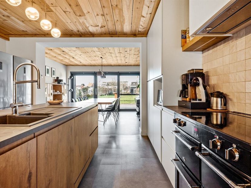 Instapklare gezinswoning met 5 slaapkamers, afgewerkte zolder en gezellige tuin.<br />
Ligging:<br />
Deze ruime woning is gelegen in de Oude Molenstr