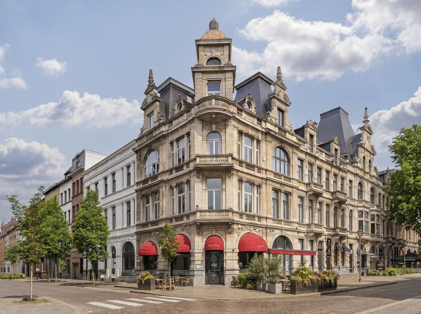 Op een uitzonderlijke, haast iconische locatie in het hart van ’t Zuid, recht tegenover het Koninklijk Museum voor Schone Kunsten Antwerpen (KMSKA), p