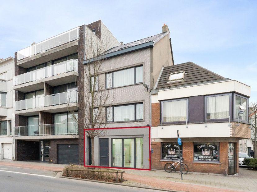 oop: handelspand met binnenkoer aan de Nieuwpoortsesteenweg in Oostende, gelegen op een strategische invalsweg. Dit handelspand bevindt zich op een dr