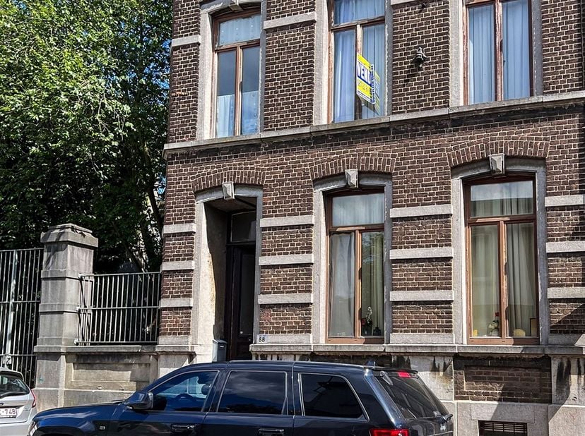 Maison unifamiliale composé de 2 logements en infraction urbanistique. La maison se compose au rez-de-chaussée d'un salon, d'une cuisine, d'une chambr
