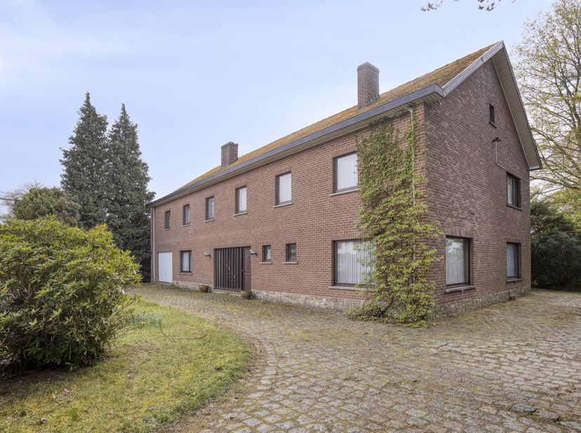 Située dans le village recherché de Kaggevinne, à proximité immédiate de Diest, cette villa de caractère offre un cadre de vie exceptionnel alliant es