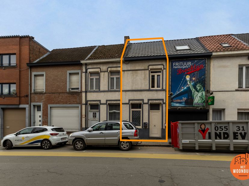 Deze gezellige stadswoning is gelegen in het centrum van Ninove en omvat:<br />
Op het gelijkvloers: de leefruimte ( +-23m²) met eetplaats en naastgel