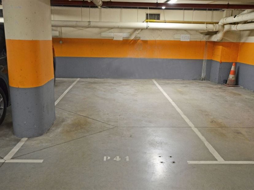 Deze ondergrondse autostaanplaats is gelegen op de -1 van 'Residentie Royale' op het Leopoldplein te Hasselt. <br />
Op wandelafstand van het centrum