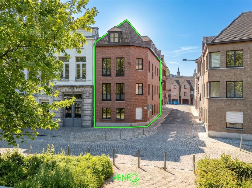 MMEUBLE DE RAPPORT À VENDRE TOURNAl CENTRE<br />
Immeuble de rapport composé de 9 unités locatives meublées idéalement situé dans le centre historiqu