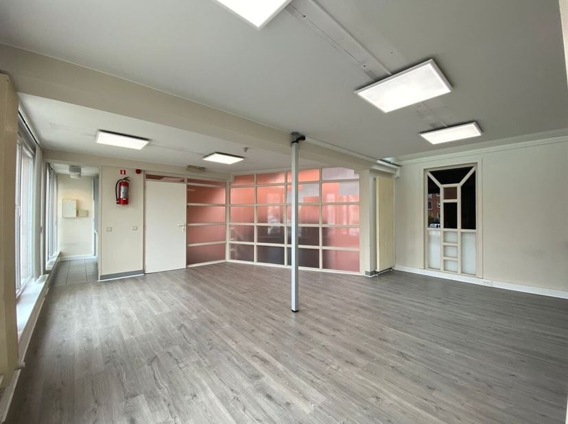 Vous êtes à la recherche d'un espace de bureau polyvalent et prêt à être emménagé ? La propriété offre trois pièces séparées, idéales pour différentes