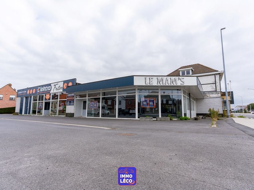 Grande surface commerciale libre d'occupation, <br />
développant une surface de 450m² avec :<br />
4 entrées indépendantes dont une double porte pour