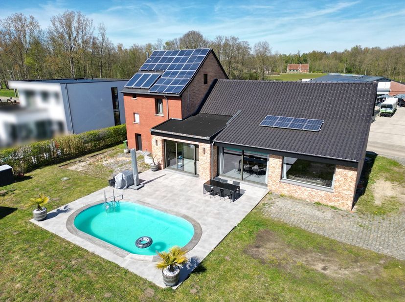 Gerenoveerde, energiezuinige woning op een ruim perceel grond. De woning beschikt over 4 slaapkamers, waarvan één praktisch gelegen op het gelijkvloer