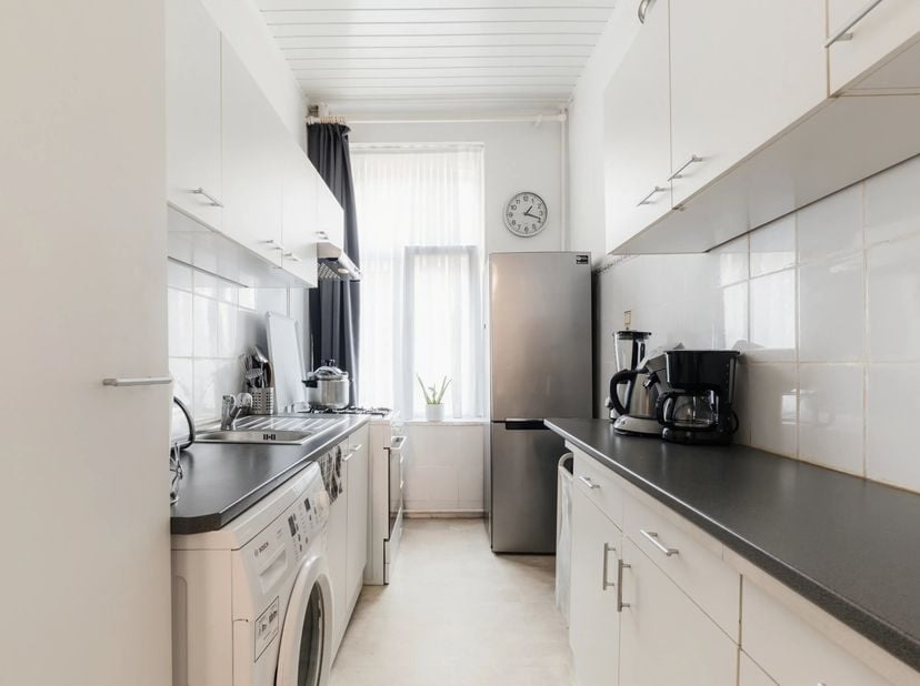 Victoire-Junot heeft het genoegen u deze prachtige bourgeoiswoning voor te stellen, ideaal gelegen op een steenworp afstand van het Van Meenen-plein e