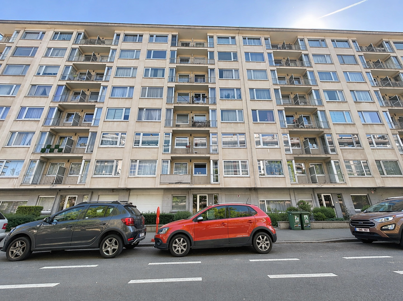 Dans une copropriété bien gérée Trianon Invest vous propose ce box fermé situé au -1.<br />
Le garage dispose d'une porte sécurisée électrique et d'un