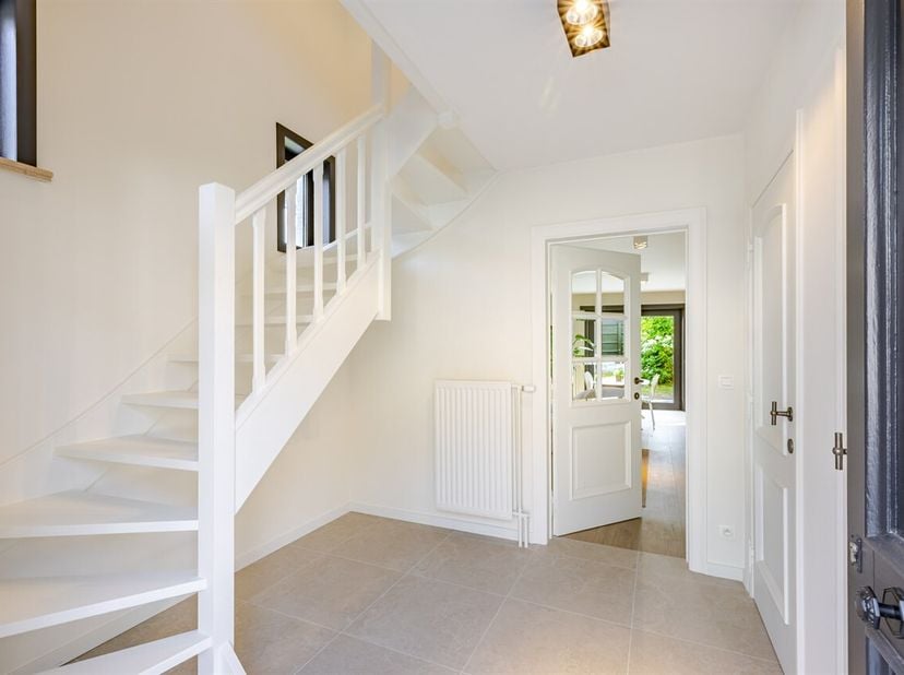 In de Dompelstraat 43 bevindt zich deze halfopen bebouwing, oorspronkelijk gebouwd in 1995 en in 2026 smaakvol gerenoveerd. De woning combineert heden