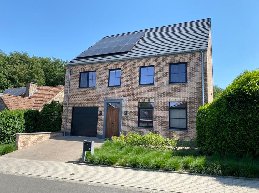 Villa récente (2019), idéalement située en face du parc de Tervuren et à 500m du centre de Tervuren.<br />
Rez-de-chaussée: Hall d'entrée, WC séparés,