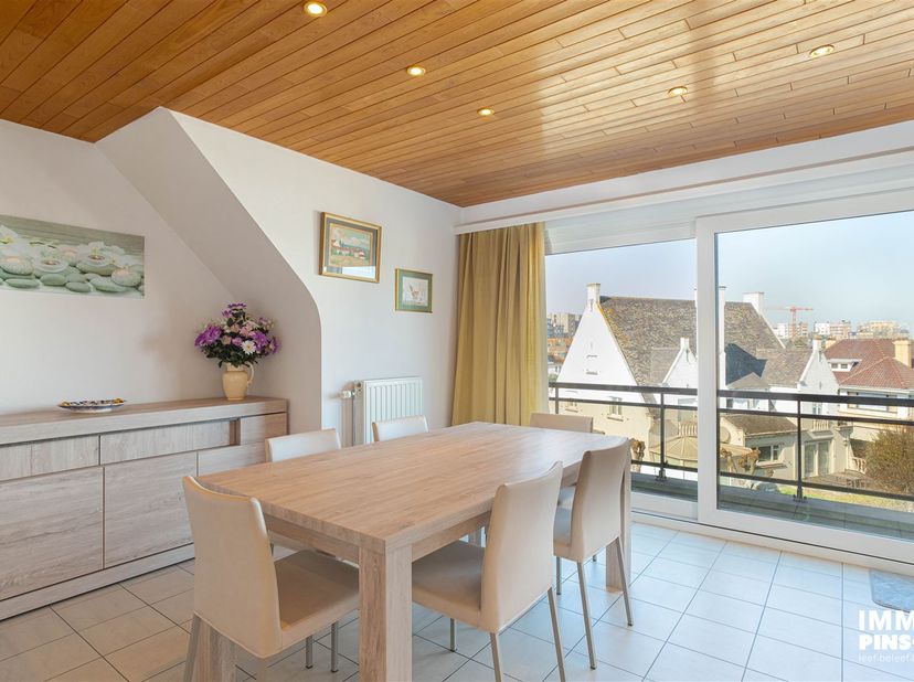 Ruim duplex appartement met 2 slaapkamers, extra slaapgelegenheid, 2 balkons, privé garage en kelder.<br />
Toplocatie in centrum De Panne, dichtbij