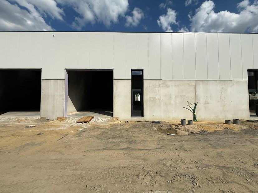 216m² magazijn te huur met 2 parkeerplaatsen op strategisch ligging ten zuiden van Brussel/Halle en ten noorden van Saintes/Tubize, met uitstekende be