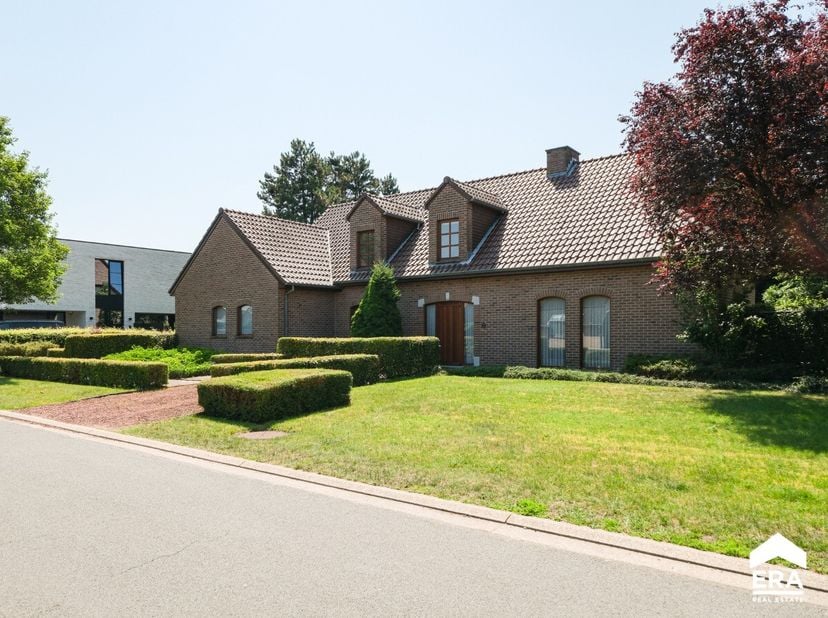 Ruime open bebouwing in Hechtel-Eksel met grote tuin en bouwgrond. Deze ruime gezinswoning uit 1994 is afgewerkt met kwalitatieve materialen en biedt
