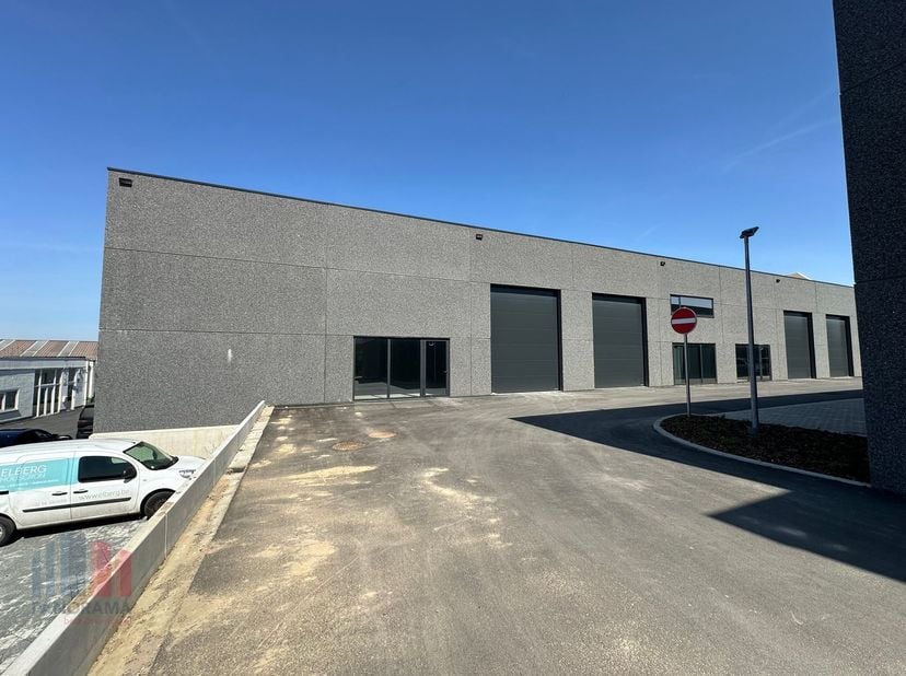 Gloednieuwe KMO-unit met een oppervlakte van 352 m² met 3 privatieve parkeerplaatsen&amp;nbsp;te koop. Uitstekend gelegen&amp;nbsp;langs de commerciële Gealli