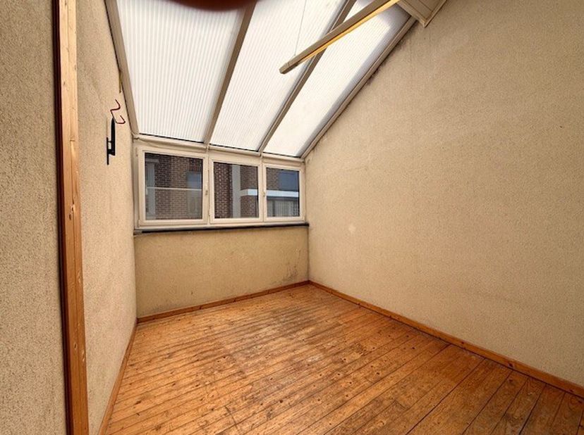 Dit duplex appartement, gelegen in het centrum van Maaseik, biedt een praktische indeling en aangenaam wooncomfort op een centrale ligging. Via de pri
