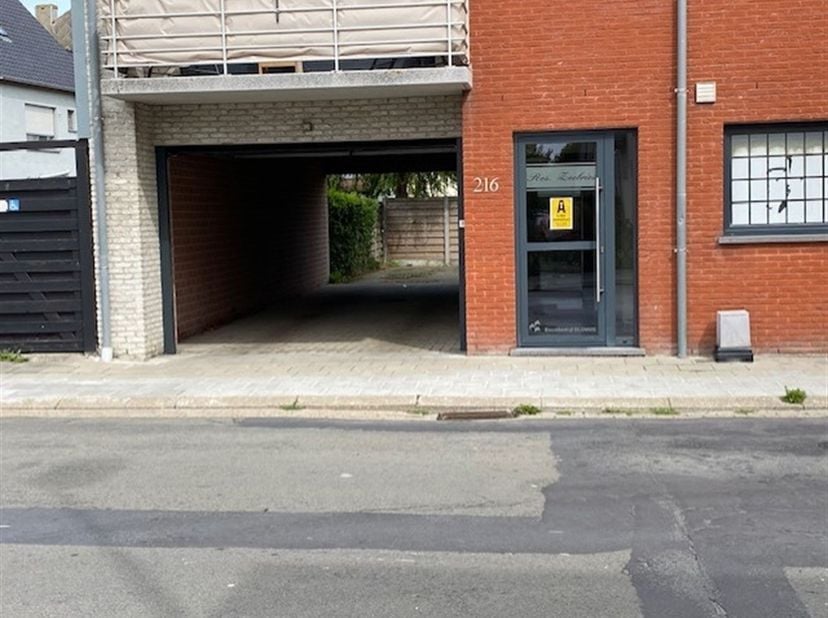 Autostaanplaats op gelijkvloers achteraan Residentie "Zeebries" afgesloten door poort van de openbare weg.<br />
Huurwaarborg: € 150<br />
Vrij vana