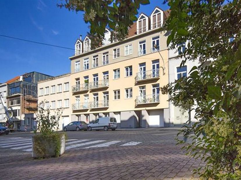 Tof dakappartement, gelegen aan het oud gerechtshof van Kortrijk. Dit appartement ligt in een rustige buurt, en toch in het hart van de stad.<br />
<