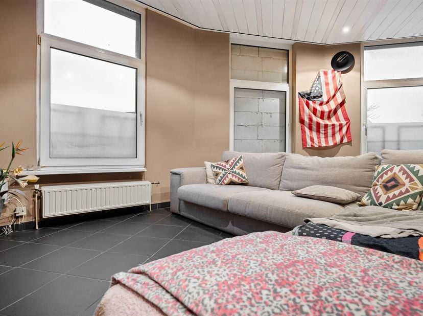 Ligging: Dit ruim appartement is centraal gelegen in het zonnige hartje Merksem nabij de Bredabaan. Verschillende scholen, winkels, horeca, sportvoorz