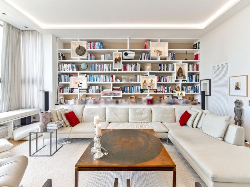Idéalement situé sur l’avenue Louise, entre le Jardin du Roi et l’Abbaye de la Cambre, ce penthouse en triplex d’environ 300 m² (surface annoncée sur