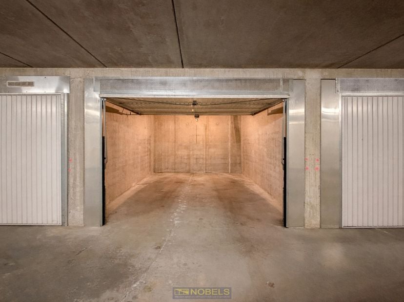 Praktische garagebox met CENTRALE LIGGING in Oostende biedt een VEILIGE en VLOT BEREIKBARE parkeer- of opslagoplossing in residentie “ICON II”. Deze A