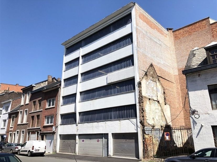 A deux pas du centre-ville et de la place Cathédrale, emplacement de parking (n°534) au 5ème étage d'un complexe sécurisé qui en comprend 6. Dimension