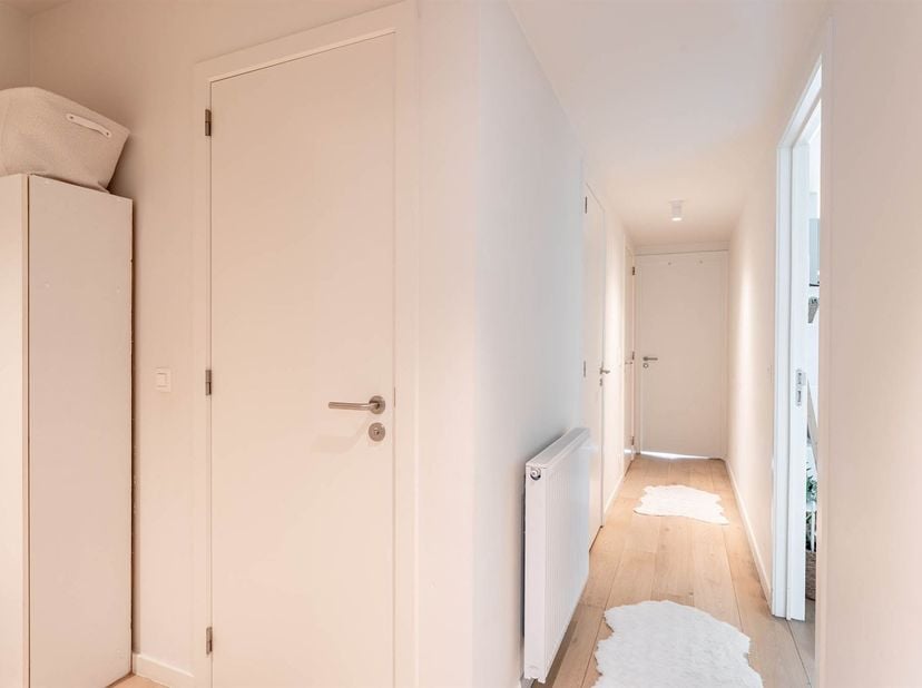 Gelegen net buiten het centrum van Heusden-Zolder vinden we dit instapklare gelijkvloerse appartement terug in de rustige Residentie Verde, op het adr