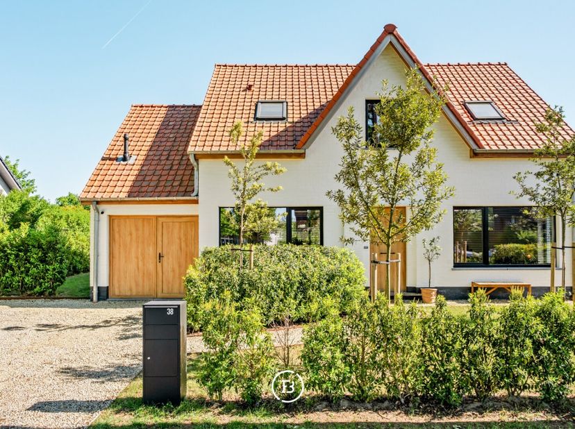 BEZOEKDAG op zaterdag 9 mei  enkel op afspraak.<br />
In het gegeerde Sint-Martens-Latem bevindt zich deze instapklare gezinswoning met een bewoonbare