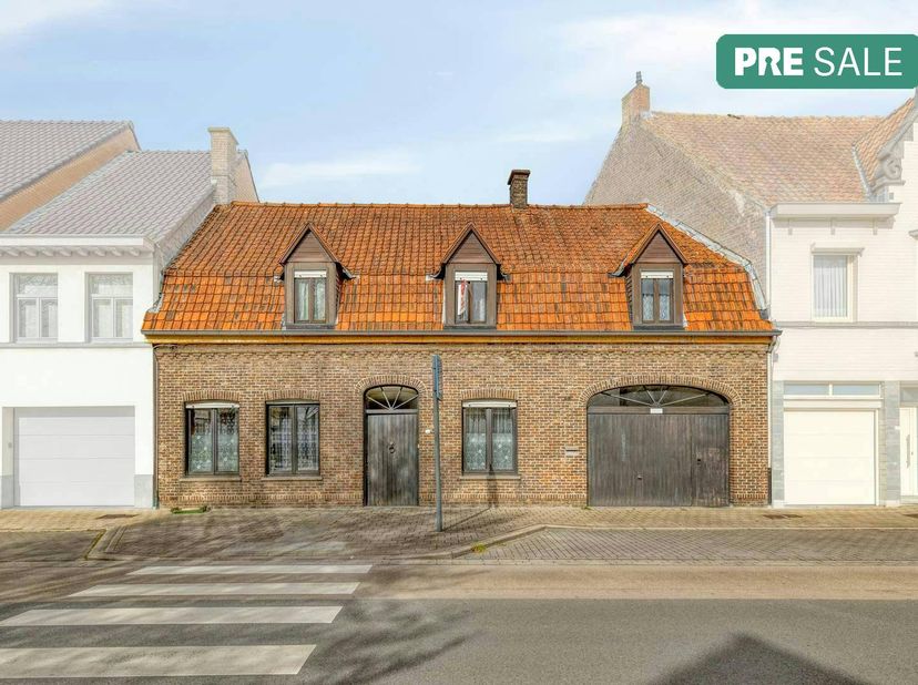 Spacieuse maison mitoyenne avec jardin et garage près du centre d'Izegem.<br />
<br />
Cette spacieuse maison mitoyenne d'une superficie de 435 m² et
