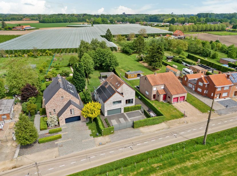 In het gegeerde Sint-Lambrechts-Herk bevindt zich deze uitzonderlijke, instapklare woning waar ruimte, luxe en rust harmonieus samenkomen. De woning w