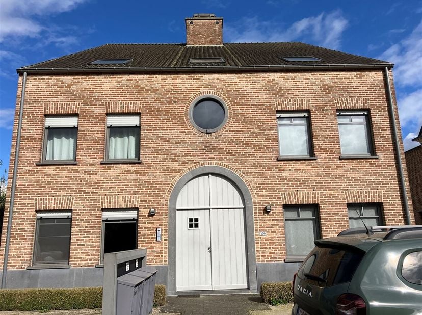 Prachtig en ruim appartement met  2 slaapkamers en terras<br />
Ligging: Strategisch gelegen, met alle voorzieningen en belangrijke verbindingswegen b