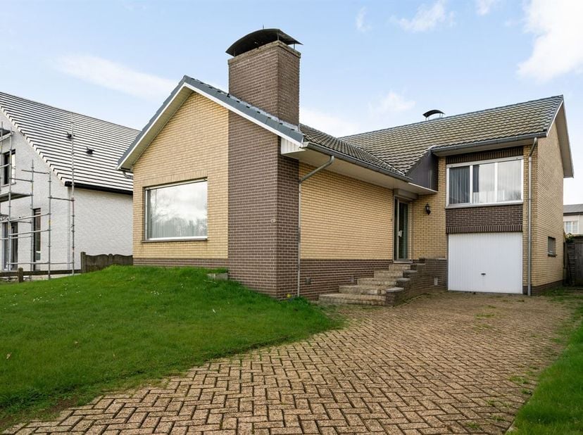 Cette charmante maison de plain-pied à rénover, située au 19 Dorpsstraat à Pulle, offre une belle combinaison d'une situation centrale et d'un environ