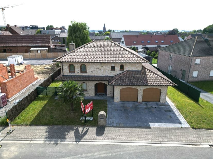 VANAFPRIJS: 549.000 euro<br />
<br />
Deze stijlvolle villa is gelegen in de Korenwind in Moorslede, in een rustige en residentiële omgeving. De wonin