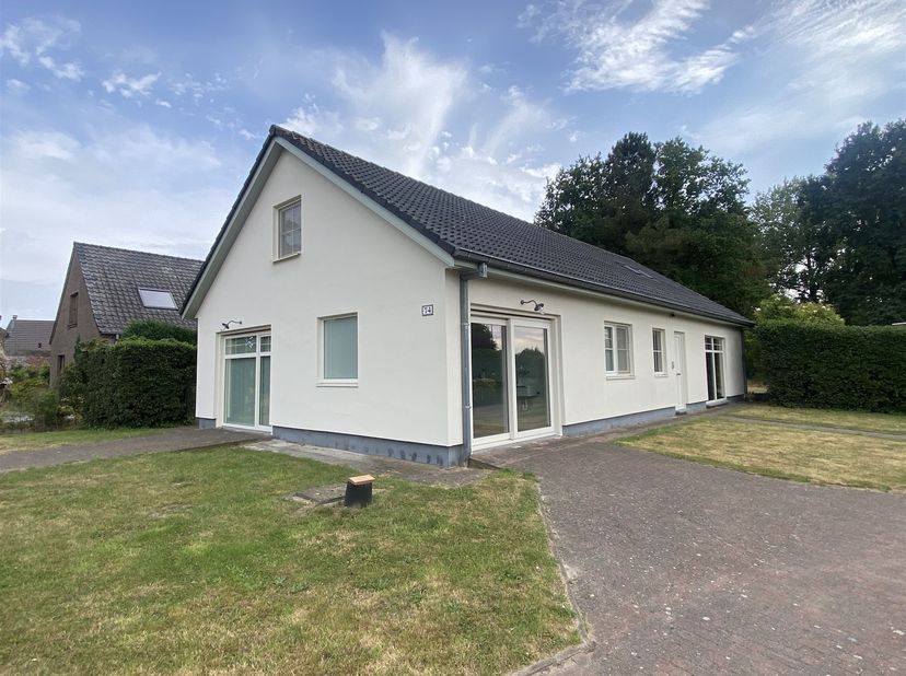 STEKENE- centrum; open bebouwing met ruime tuin en oprit<br />
<br />
Lichtrijke woonkamer met parketvloer, gaskachel en schuifraam naar terras en t