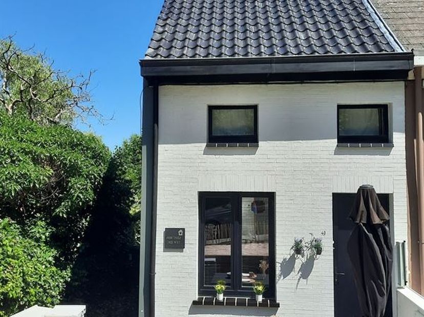 TRÈS JOLIE MAISON POUR JEUNES ACCÉDANTS À GERAARDSBERGEN<br />
Prix demandé : 199 000 euros<br />
<br />
Très jolie maison pour jeunes accédants ou co