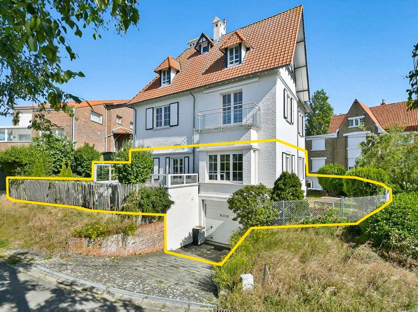 In een rustige en residentiële omgeving bevindt zich dit bijzonder ruime en instapklare gelijkvloerse appartement met een bewoonbare oppervlakte van 1