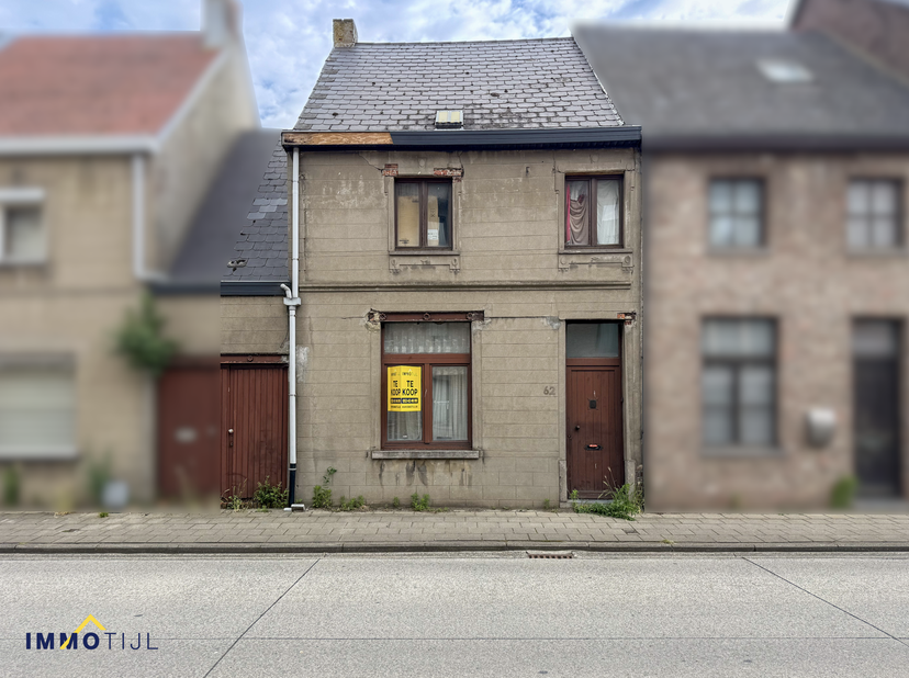 Ben je op zoek naar een woning met veel potentieel die je volledig naar eigen smaak kan renoveren? Dan is deze woning, gunstig gelegen nabij het centr