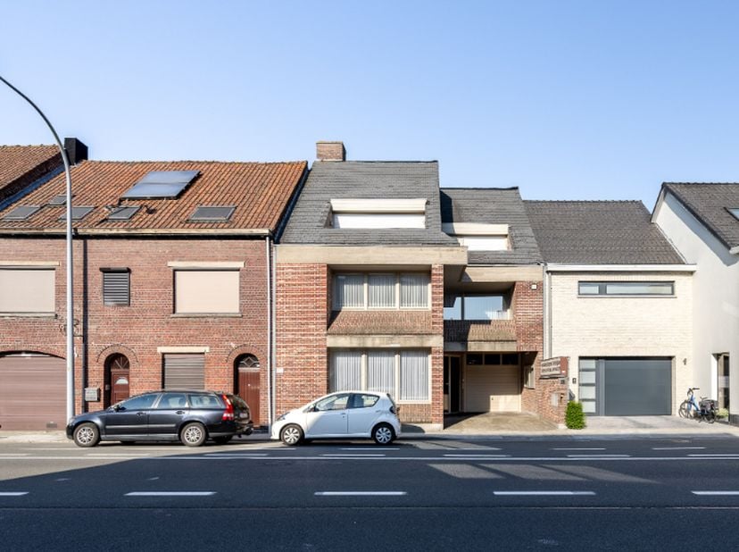 Deze uitzonderlijke woning werd ontworpen rond een centraal volume waarin de lift is ondergebracht. Dankzij deze doordachte indeling geniet de woning