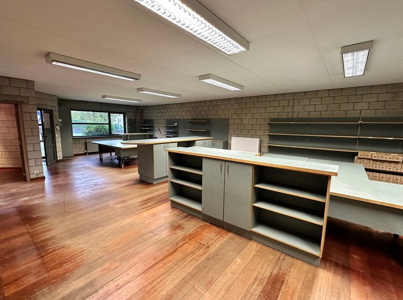 Uniek opbrengsteigendom in het centrum van Beringen.<br />
Deze building bestaat uit een gelijkvloers handelspand en twee ruime appartementen. Het han