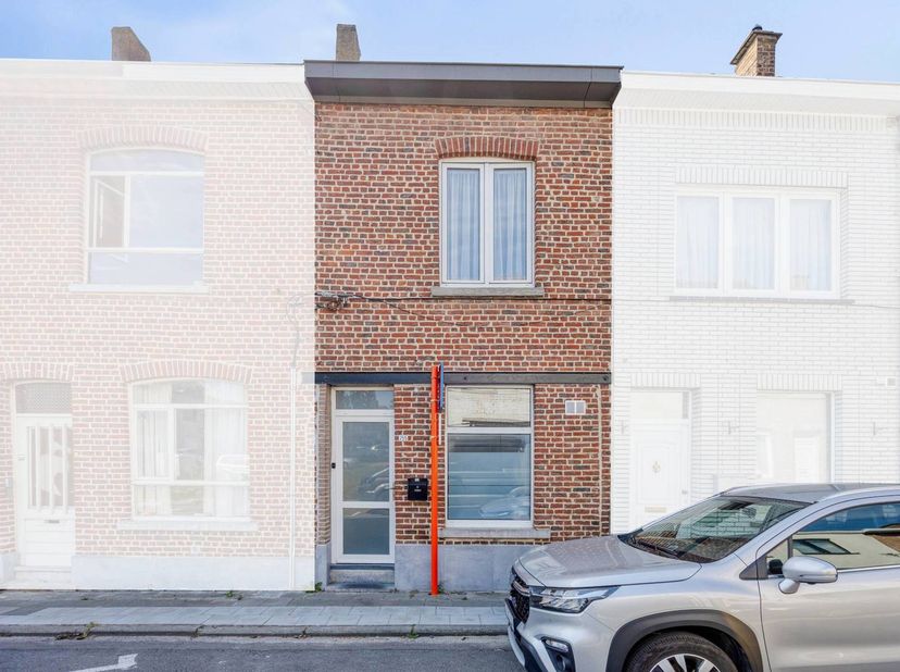 Laissez-vous séduire par cette charmante maison près du centre de Ninove, située à quelques minutes à pied de la gare et de plusieurs écoles.<br />
Dè