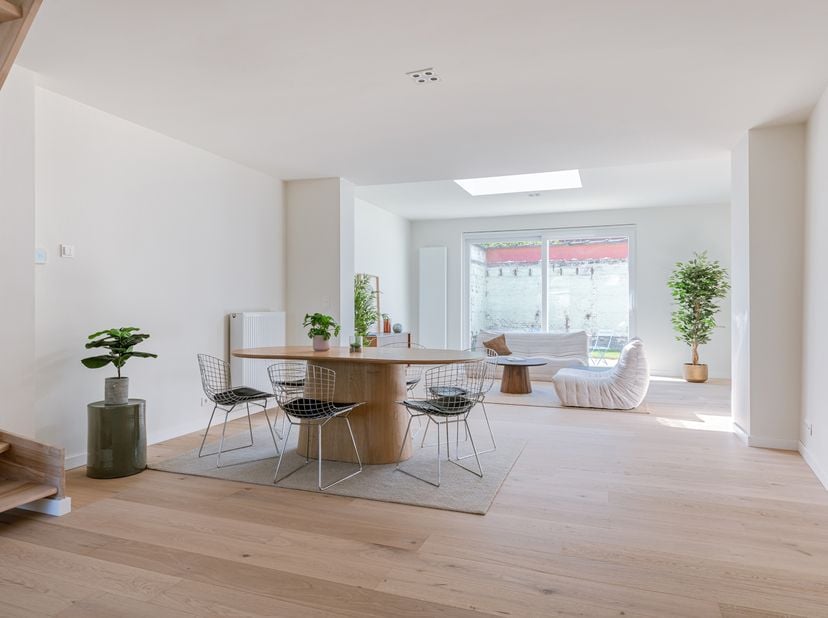 Bienvenue au Groendreef 197 à Gand, où confort et modernité se rencontrent harmonieusement. Cette maison entièrement rénovée est idéale pour ceux qui