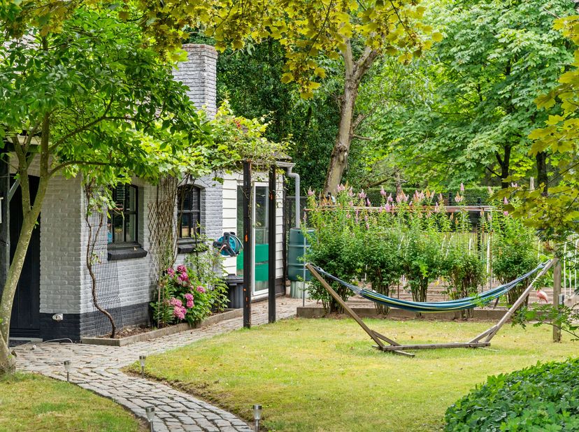 Op een gegeerde locatie in Zoersel bevindt zich deze ruime, instapklare woning op een prachtig perceel van 1.257 m². De woning onderging in 2018 een g