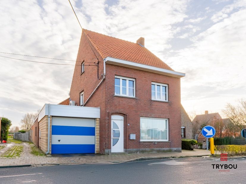 Op zoek naar een woning die rust, ruimte én potentieel combineert? Ontdek deze charmante, volledig onderkelderde alleenstaande woning op een perceel v