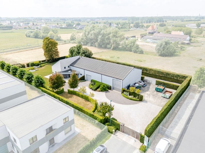 Bent u op zoek naar een&amp;nbsp;ruime, instapklare woning met uitzonderlijk veel mogelijkheden? Dan is deze eigendom absoluut het ontdekken waard. De com