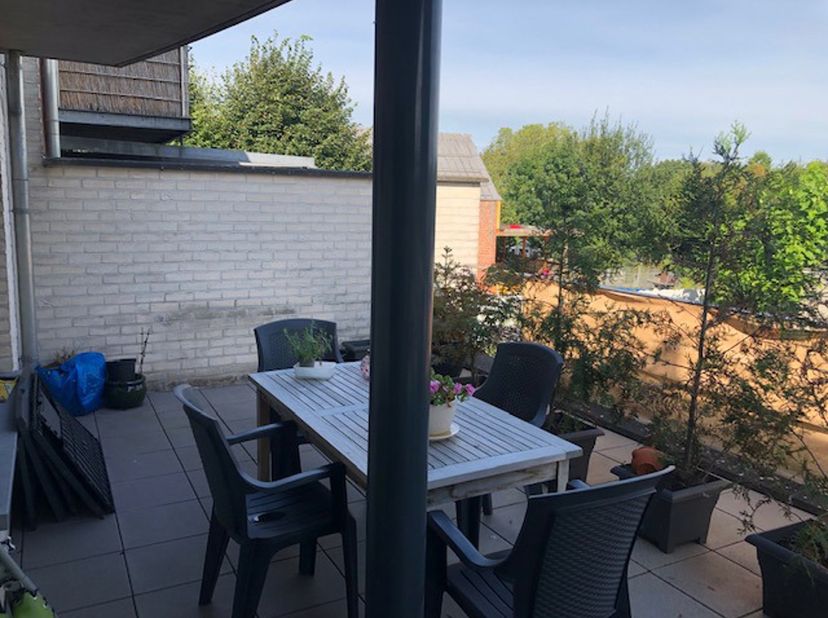 Deze verzorgde en verrassend ruime appartement biedt dankzij haar praktische indeling: inkomhal met veiligheidsdeur; lichte woonkamer met aansluitend